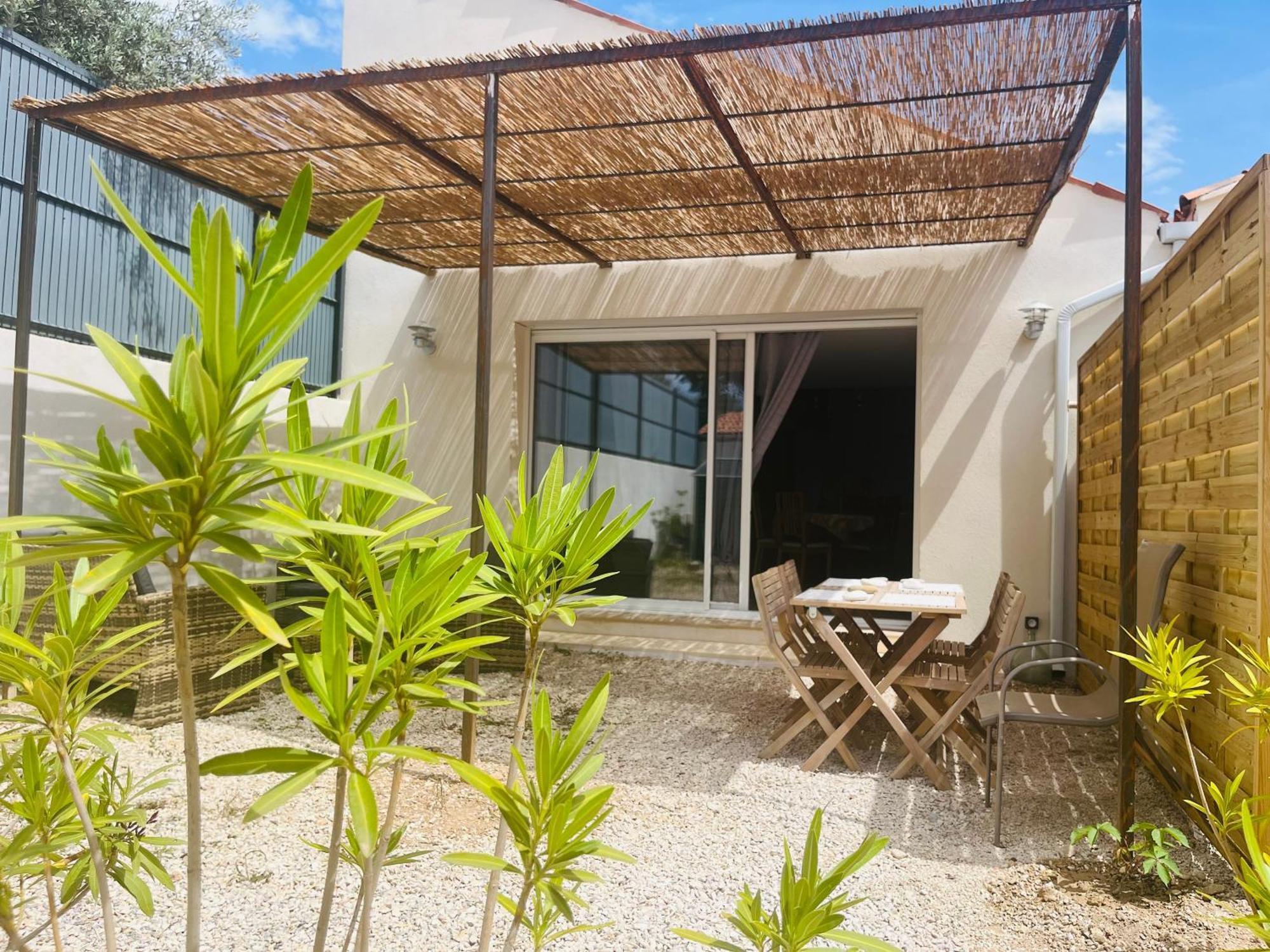 Chez Nous Hotel Mérindol Exterior foto